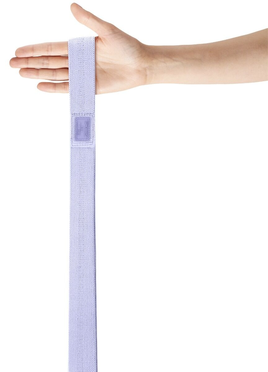Dłoń trzyma jasnofioletową taśmę do ćwiczeń. Taśma jest pionowa i rozciąga się w dół. Tło jest białe.
