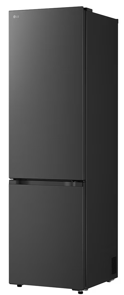Czarna lodówka LG. Górne drzwi wysokie, dolne krótsze. Widoczne logo LG. Lodówka znajduje się w studio.