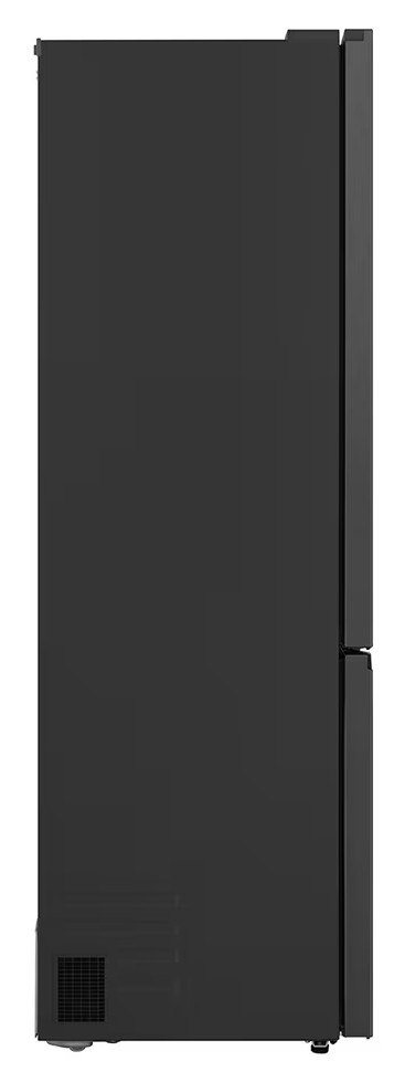 Widok z boku czarnej lodówki. Drzwi i boki są płaskie. Na dole znajduje się otwór wentylacyjny. Widoczna jest krawędź drzwi.