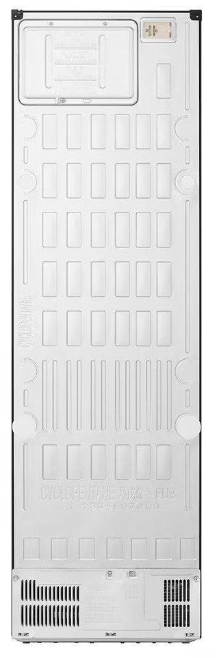 Tył lodówki. Jest biały z prostokątnymi wzorami, otworami wentylacyjnymi i etykietami. Na górze znajduje się gniazdo wtykowe.