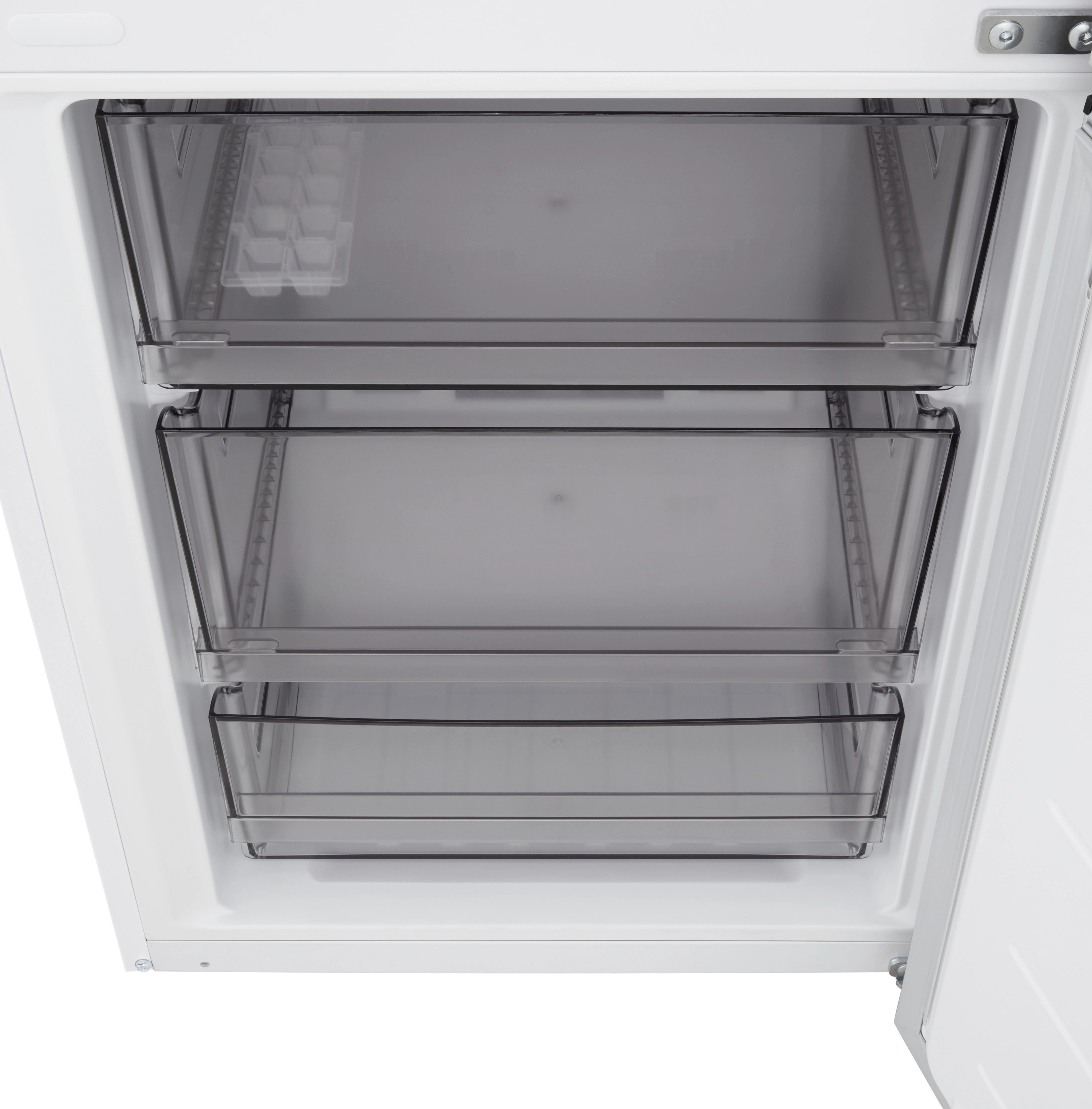 Otwarta zamrażarka z trzema przezroczystymi szufladami. Widoczna tacka na kostki lodu. Biała rama.