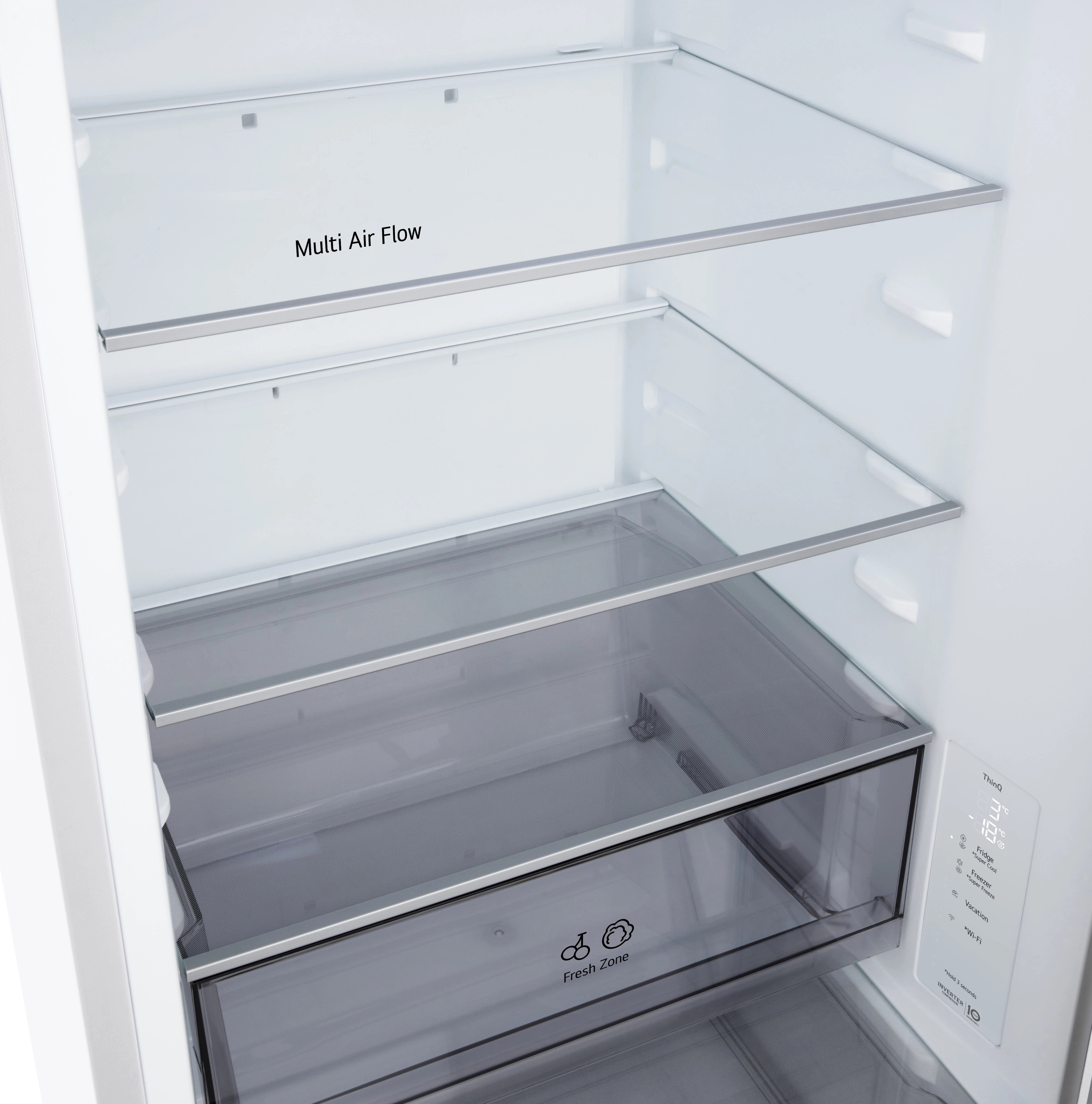 Wnętrze lodówki, widoczne półki i szuflada. Na lodówce napis 'Fresh Zone' i 'ThinQ'.