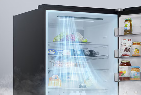 Otwarta lodówka wypełniona owocami, napojami i artykułami spożywczymi. Widoczny niebieski przepływ powietrza. Lodówka jest czarna.