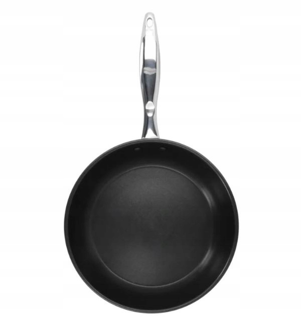 Czarna patelnia ze srebrnym uchwytem jest wyśrodkowana na białym tle. Patelnia jest okrągła i ma powierzchnię nieprzywierającą.