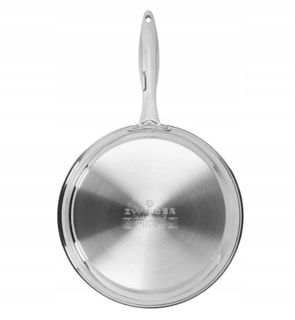 Patelnia ze stali nierdzewnej, widziana od spodu, z długim uchwytem. Patelnia jest okrągła, ze srebrnym wykończeniem. Widoczna jest nazwa marki.