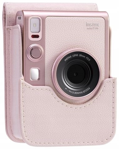 Różowy aparat Instax Mini Evo w pasującym różowym skórzanym etui. Aparat ma obiektyw, przyciski i lampę błyskową.