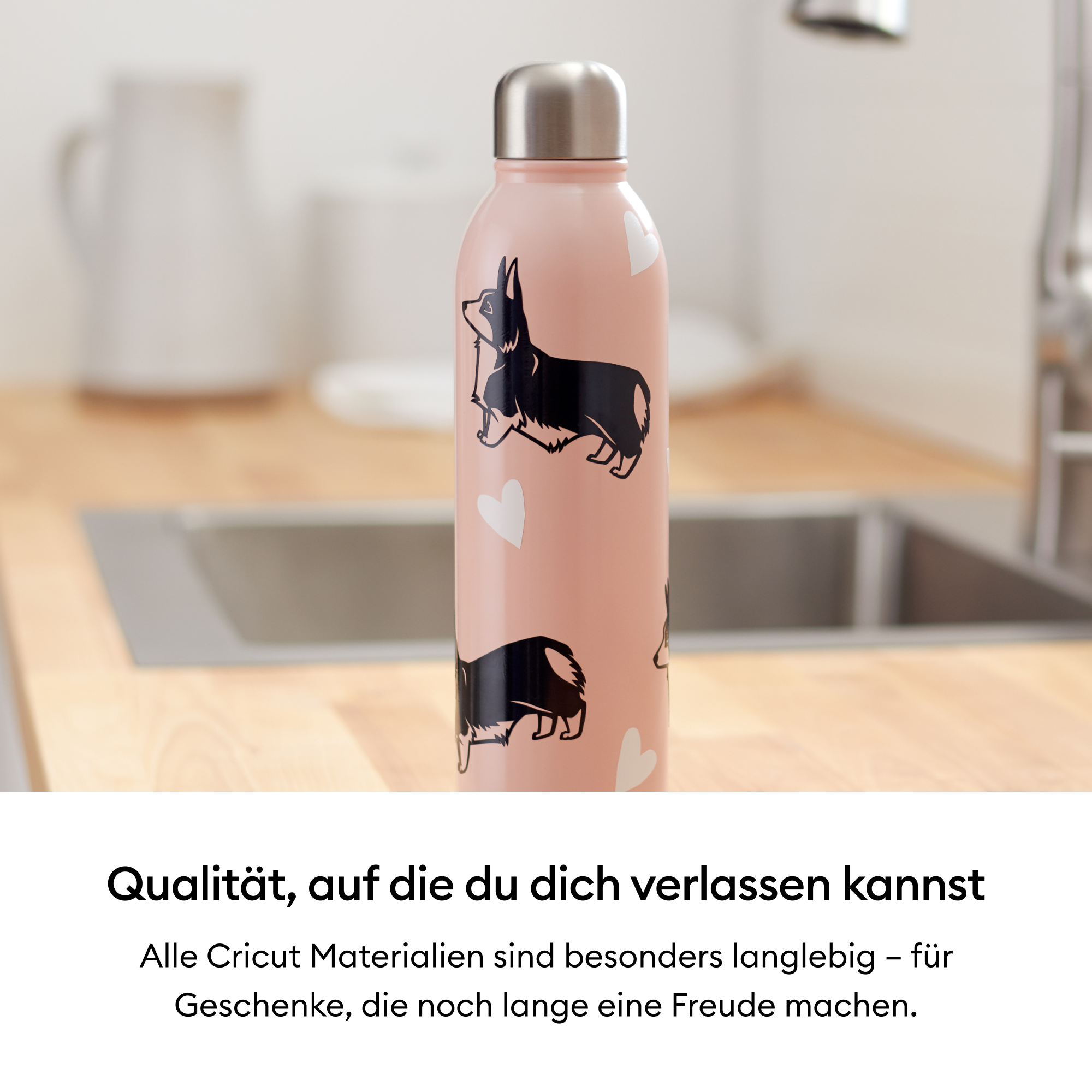 Eine rosa Wasserflasche mit schwarzen Hundeillustrationen und weißen Herzen steht auf einer Holzoberfläche.
