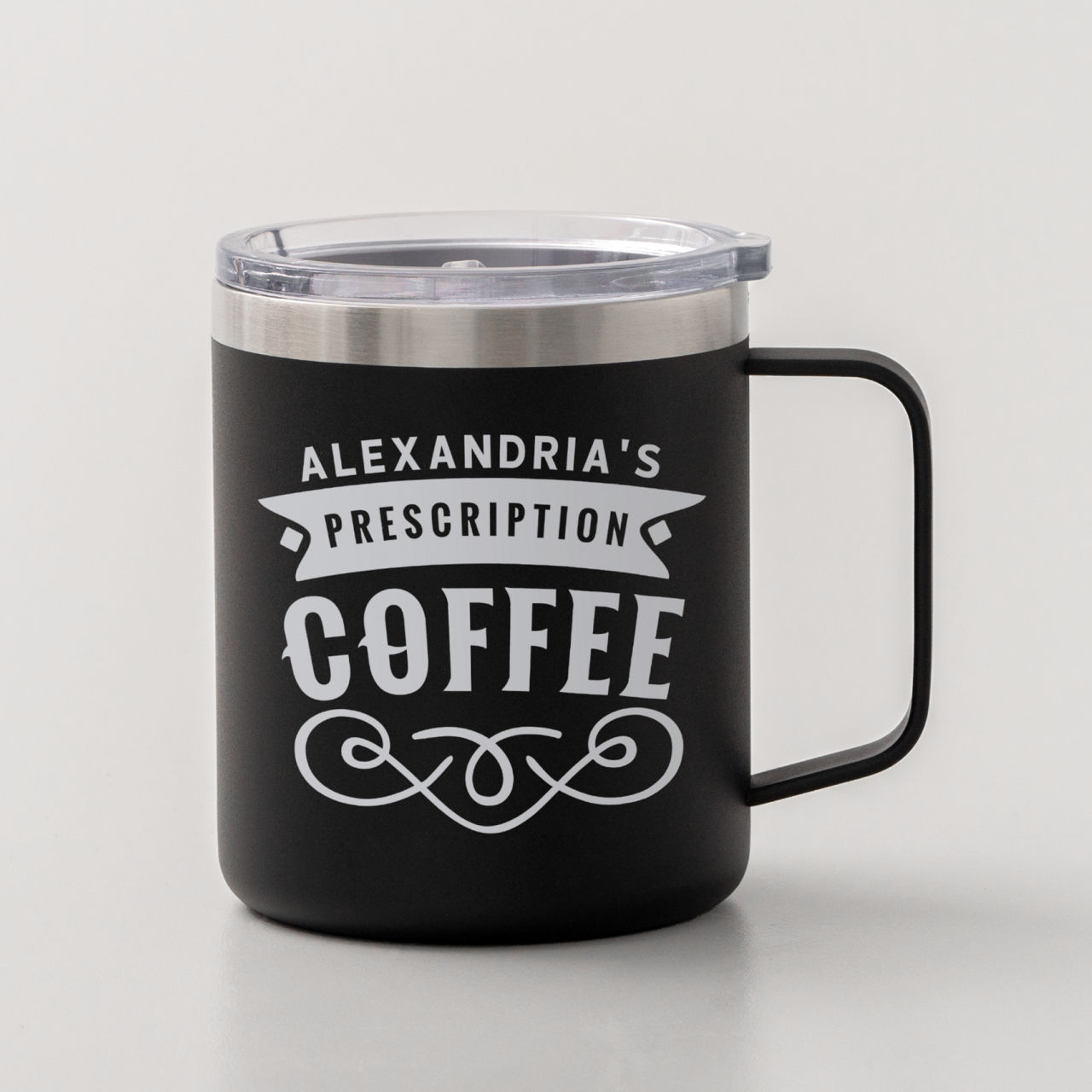 Schwarze Kaffeetasse mit Deckel. Aufschrift "Alexandrias Prescription Coffee" in Weiß. Griff rechts.