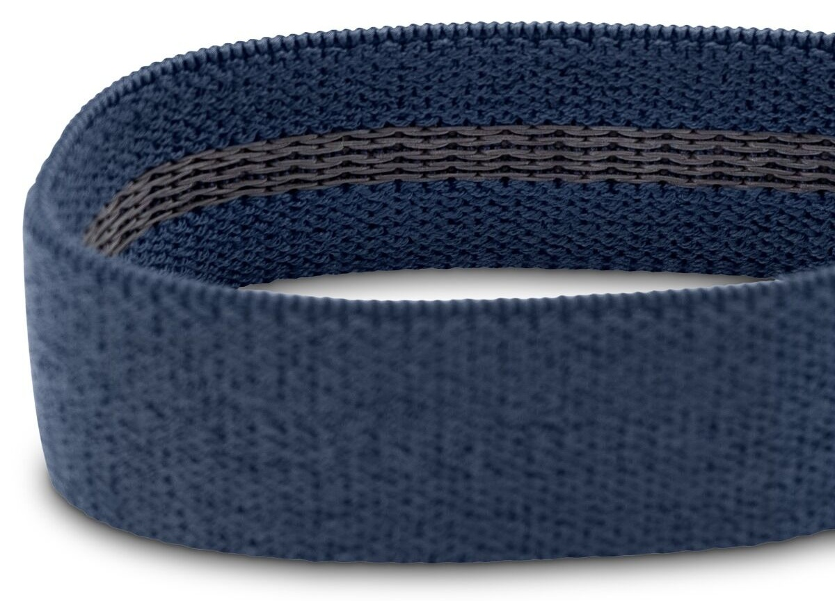 Zbliżenie ciemnoniebieskiej taśmy oporowej. Taśma ma dzianinową fakturę z szarym paskiem pośrodku.