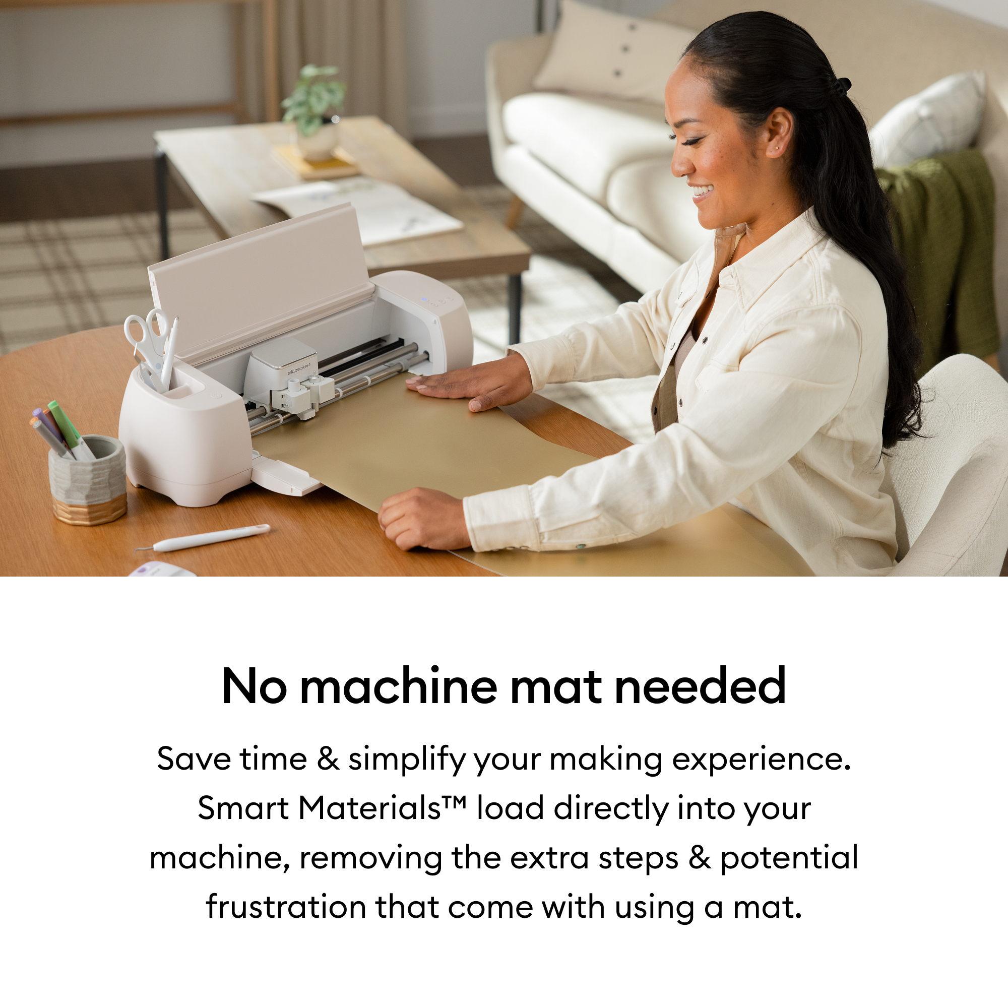 Frau bedient eine Cricut-Maschine am Tisch. Beige mit Schere, Stiften und Papier. Text: Keine Maschinenmatte erforderlich.
