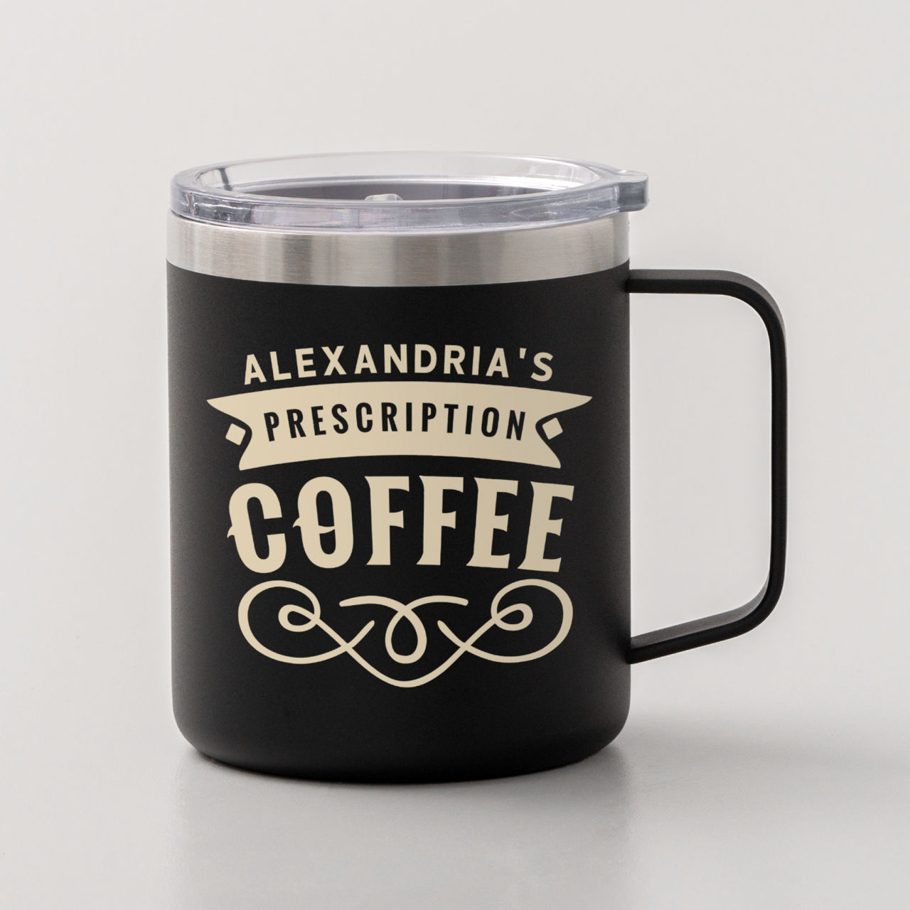 Schwarzer Kaffeebecher mit Deckel. Es steht Alexandria's Prescription Coffee in weißen Buchstaben. Der Griff ist schwarz.