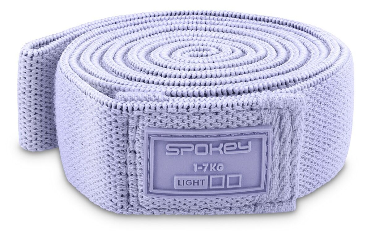 Zwinięta lawendowa taśma oporowa. Ma etykietę z napisem 'Spokey' i '1-7KG Light'.