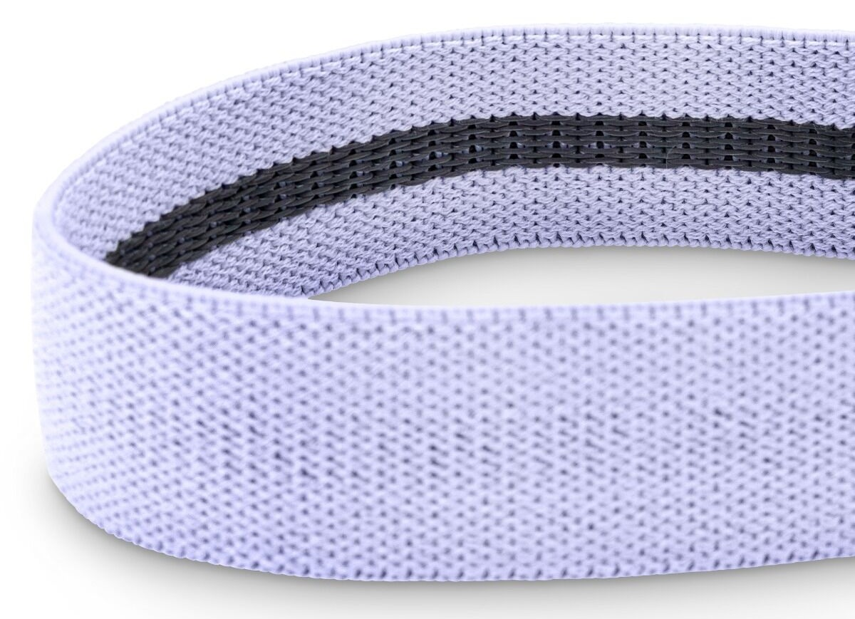 Zbliżenie lawendowej opaski oporowej z czarnym paskiem. Opaska jest wykonana z tkaniny. Białe tło.