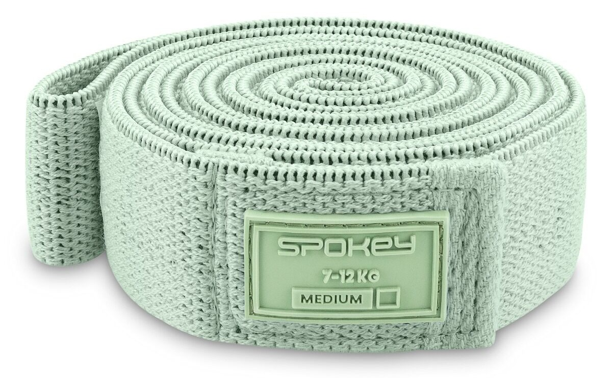 Zwinięta jasnozielona taśma do ćwiczeń. Widnieje na niej nazwa marki 'Spokey' i szczegóły wagi.