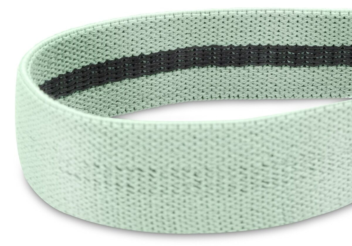 Zbliżenie jasnozielonej opaski do ćwiczeń z ciemnoszarym paskiem. Opaska jest pętelkowata, ukazując jej teksturowaną, dzianinową powierzchnię.