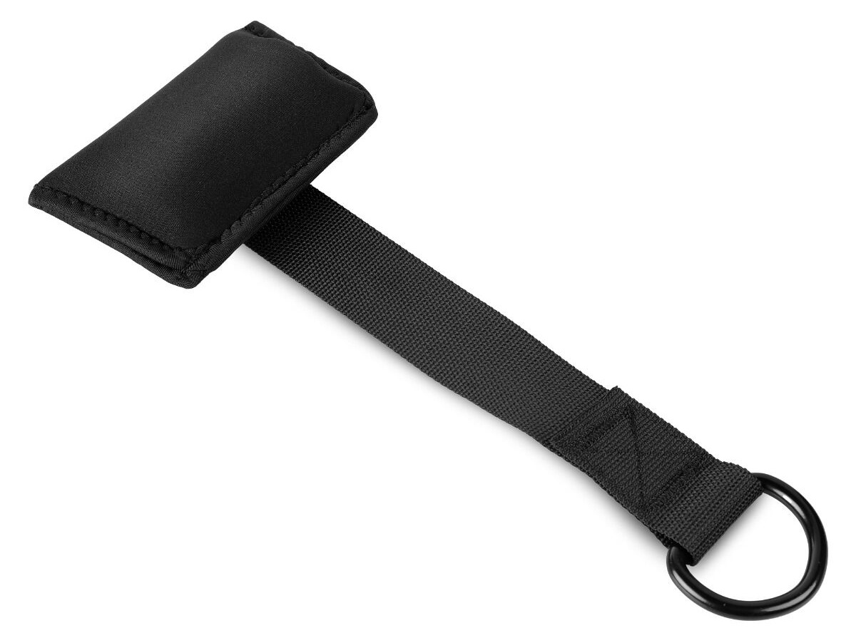 Czarny, wyściełany uchwyt z czarnym paskiem i metalowym pierścieniem. Izolowany na białym tle. Uchwyt jest prostokątny.