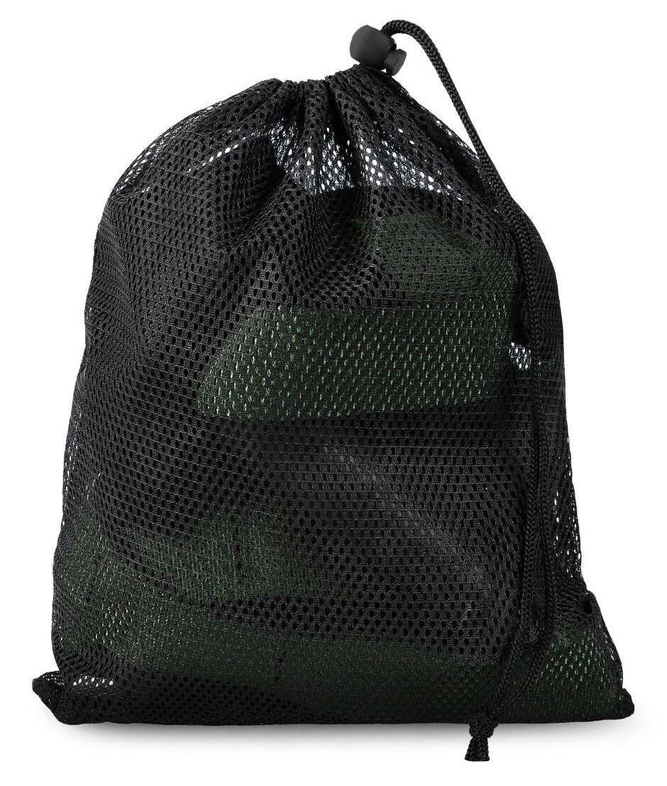 Czarny worek z siatki wypełniony zielonymi przedmiotami. Worek jest zamykany sznurkiem i czarnym stoperem.