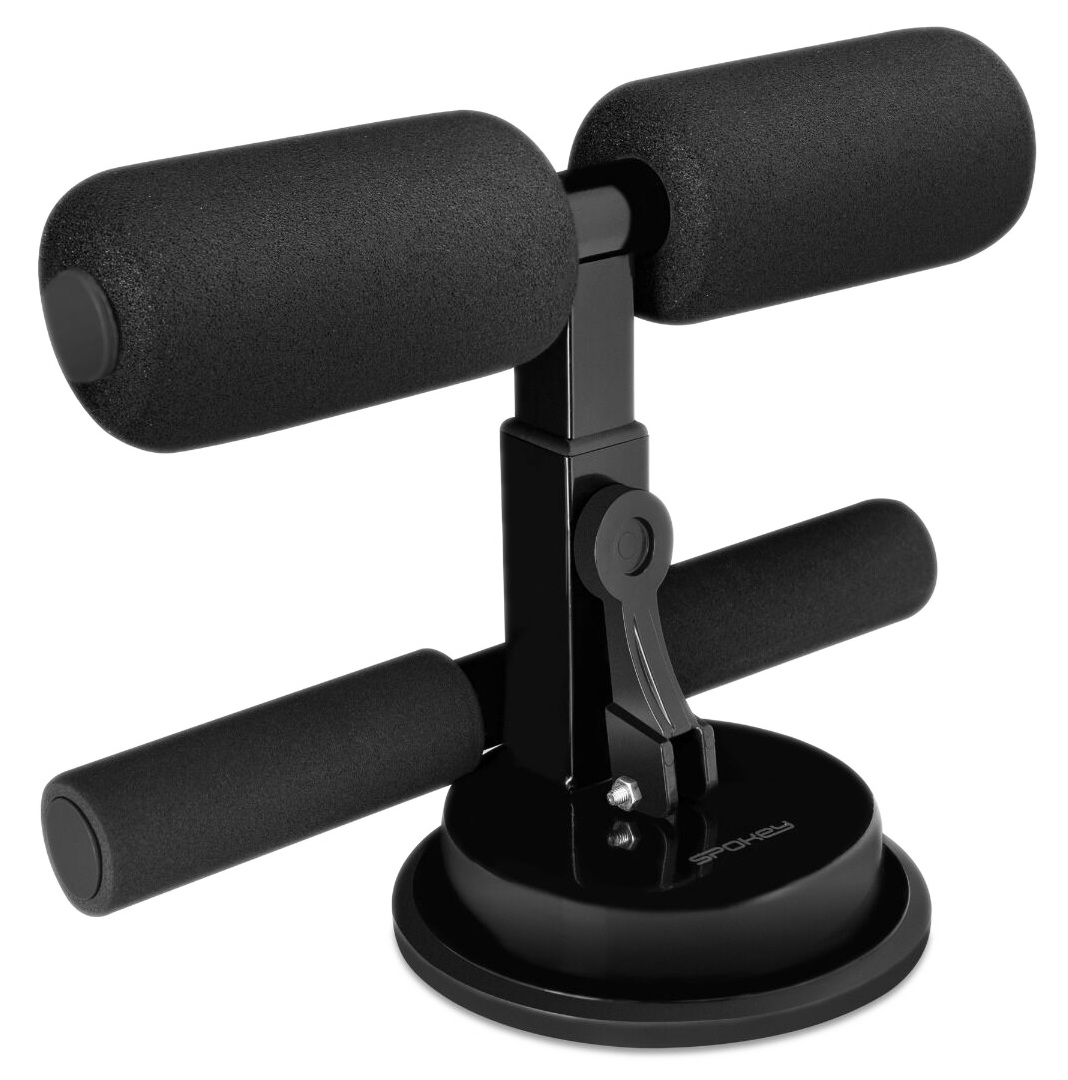 Czarna maszyna do wspomagania brzuszków. Ma piankowe wałki i podstawę z marką 'Spokey'.