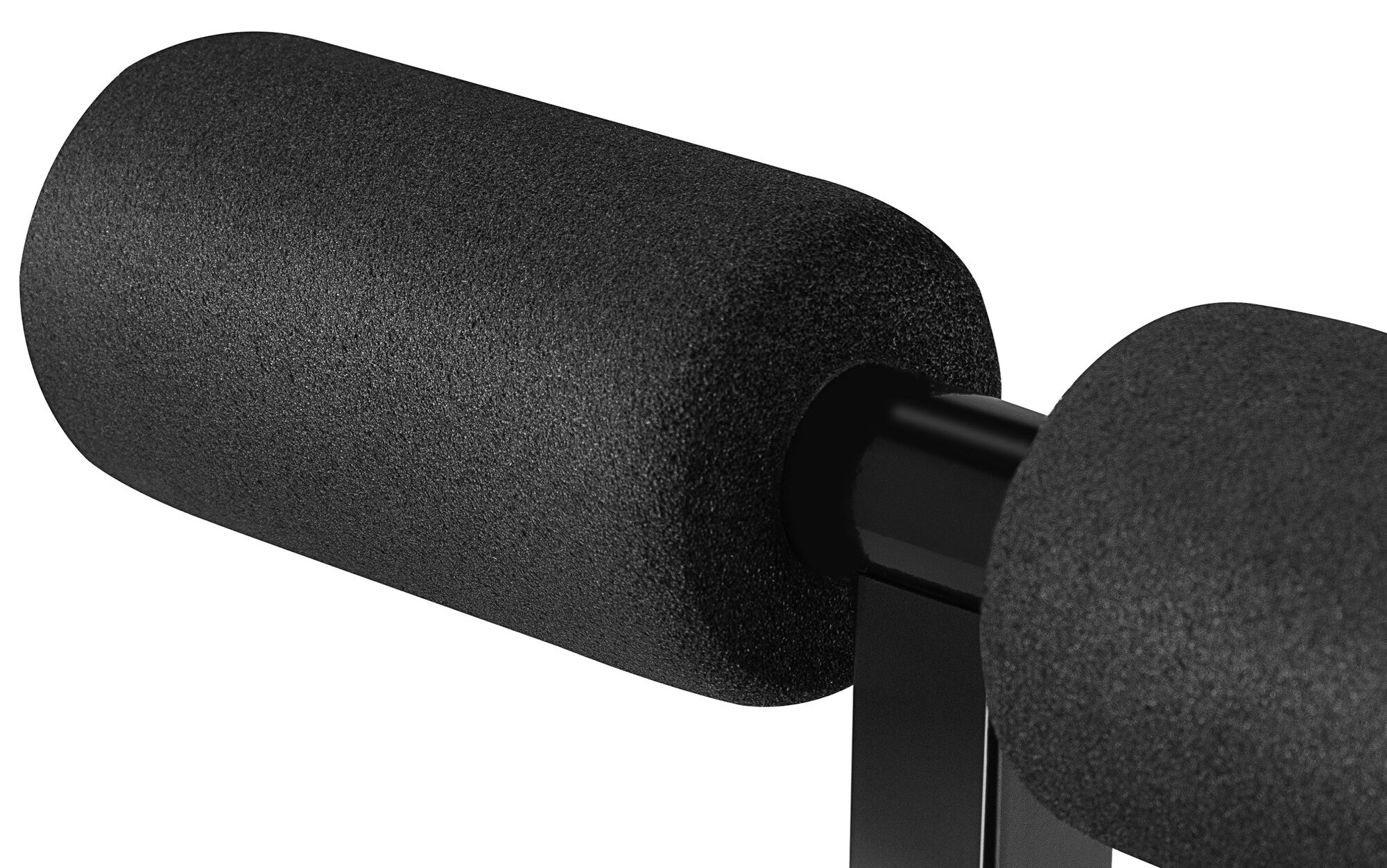 Zbliżenie czarnych piankowych podkładek połączonych z czarną metalową ramą, prawdopodobnie częścią sprzętu do ćwiczeń. Białe tło.