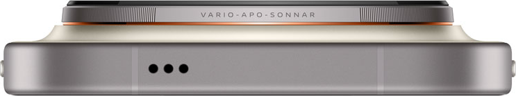 Nahaufnahme eines Kameraobjektivs. Es hat einen grauen Körper mit orangefarbenen Akzenten, der Text 'VARIO-APO-SONNAR' ist sichtbar.