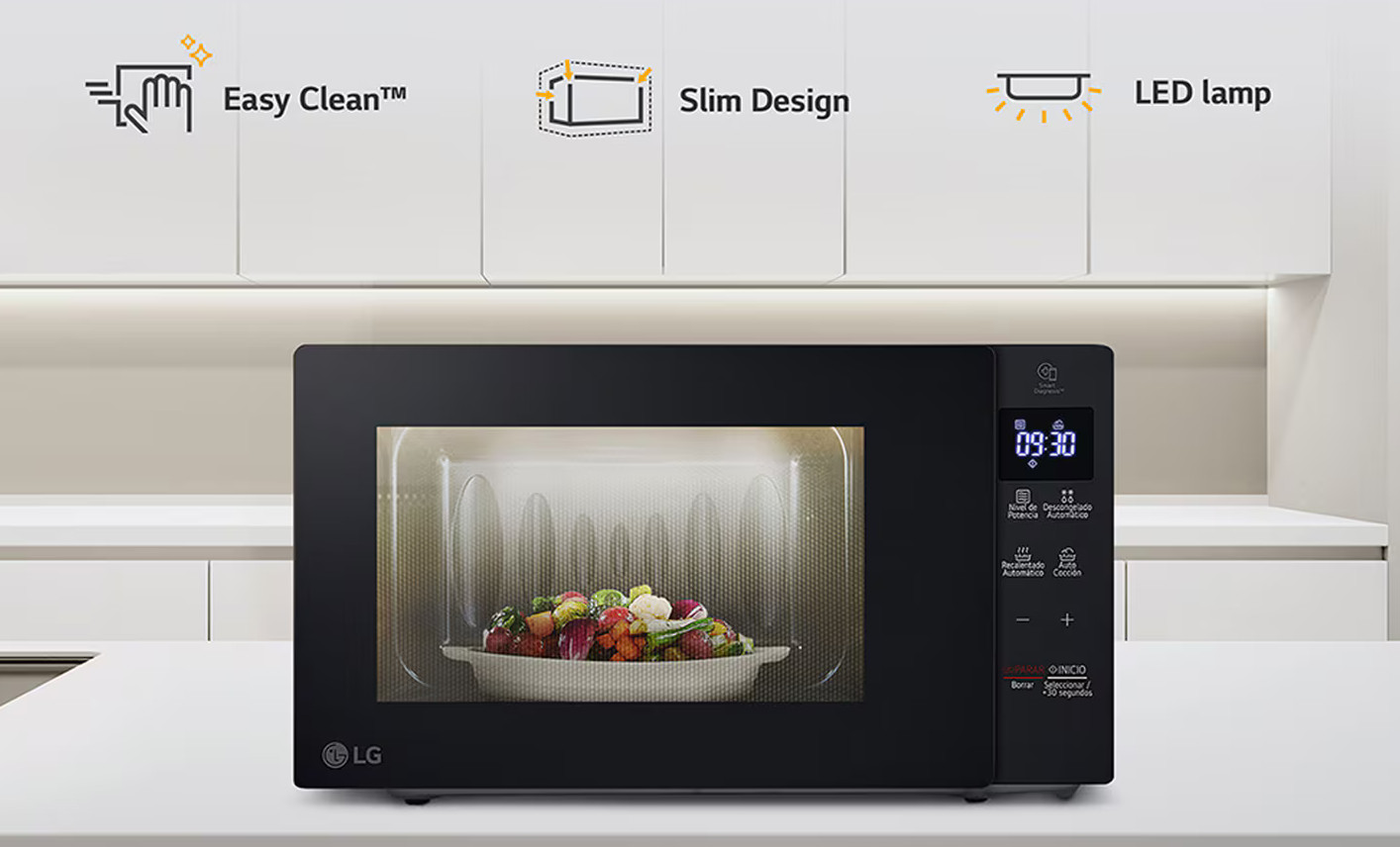 Czarna kuchenka mikrofalowa z cyfrowym wyświetlaczem 09:30, talerzem z jedzeniem w środku i ikonami funkcji.