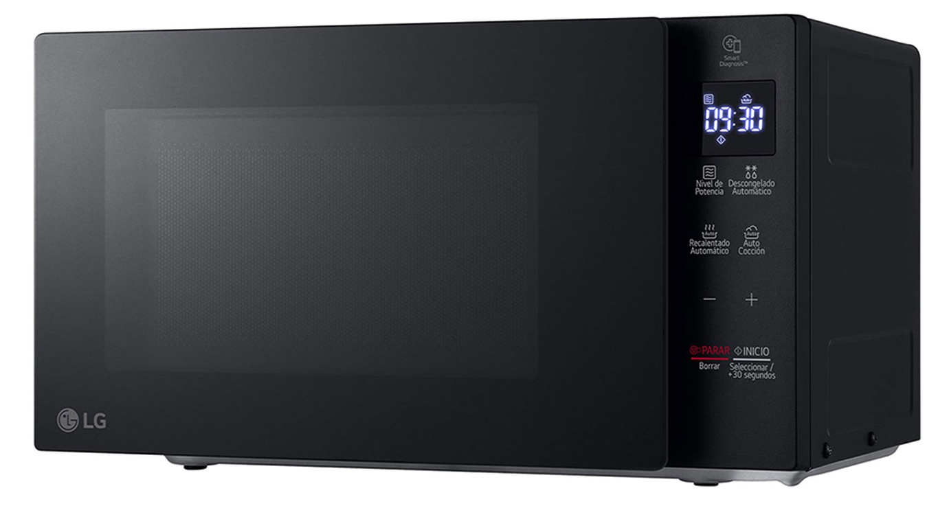 Czarna kuchenka mikrofalowa LG z cyfrowym zegarem pokazującym 09:30. Ma przyciski sterowania i szklane drzwi.