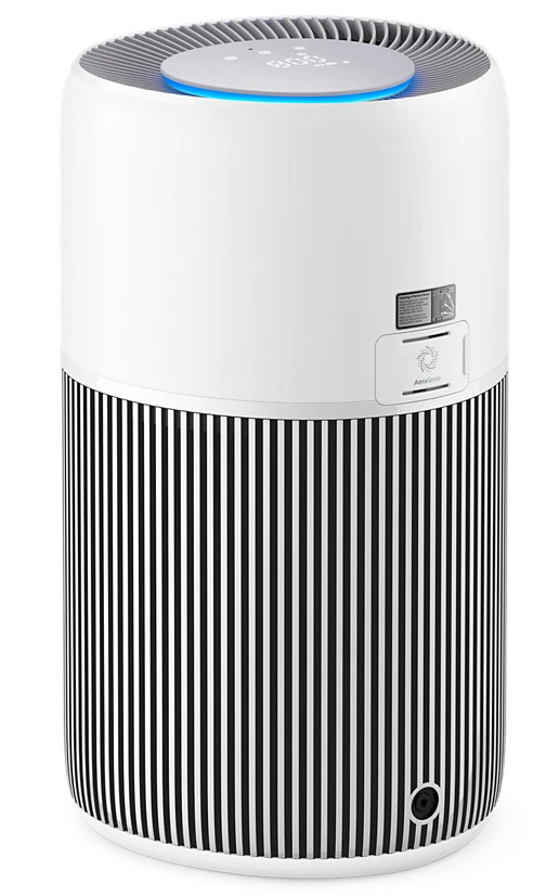 Biały oczyszczacz powietrza z czarno-białym paskiem dolnej części. U góry wyświetlacz i światło. Przycisk zasilania na dole.