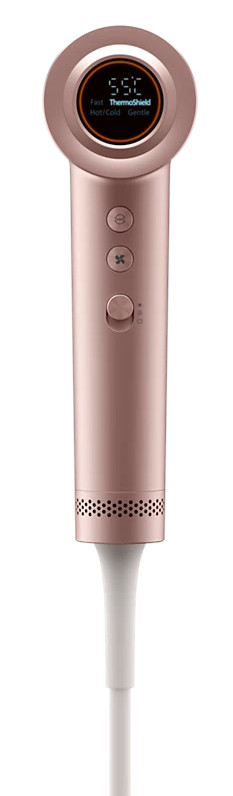 Suszarka do włosów w kolorze różowego złota z cyfrowym wyświetlaczem pokazującym 55C. Posiada przyciski i biały przewód. Urządzenie na białym tle.