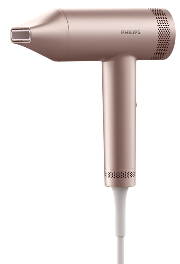Suszarka do włosów Philips w kolorze różowego złota na białym tle. Ma dyszę, uchwyt i biały przewód.