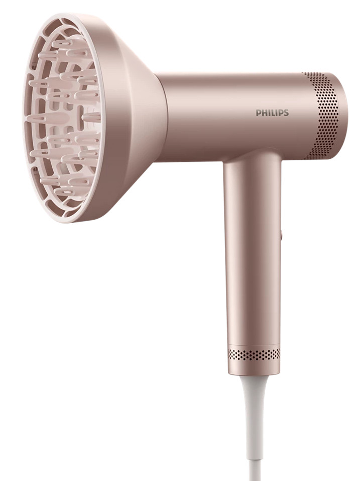 Suszarka do włosów Philips w kolorze różowego złota z nasadką dyfuzora. Suszarka posiada uchwyt, dyszę i biały przewód zasilający.
