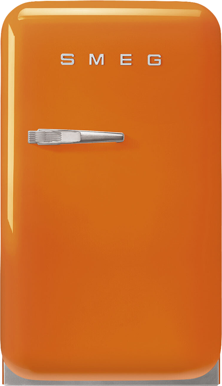 Ein orangefarbener Smeg-Kühlschrank. Er hat einen silbernen Griff und der Markenname steht oben. Der Kühlschrank steht auf einem grauen Sockel.