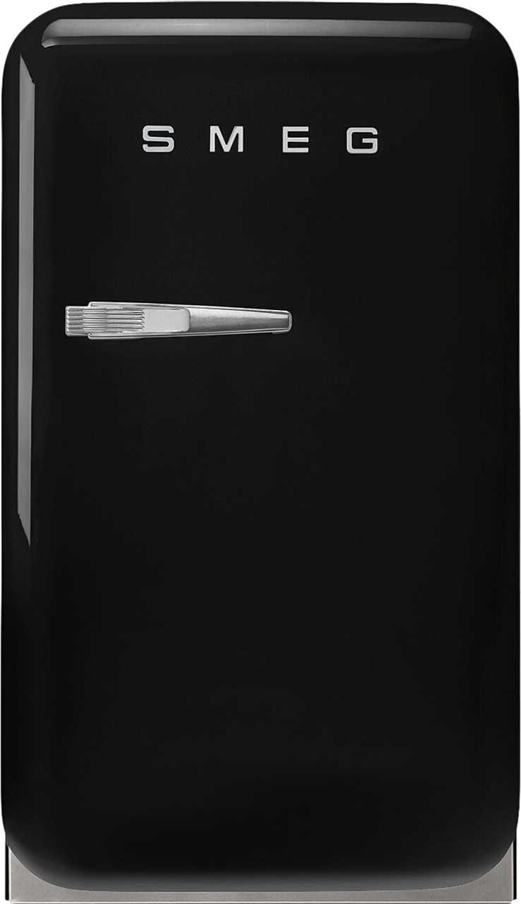 Ein schwarzer SMEG-Kühlschrank. Er hat einen Chromgriff und den Markennamen in silbernen Buchstaben. Die Tür ist glänzend und der Kühlschrank ist gebogen.