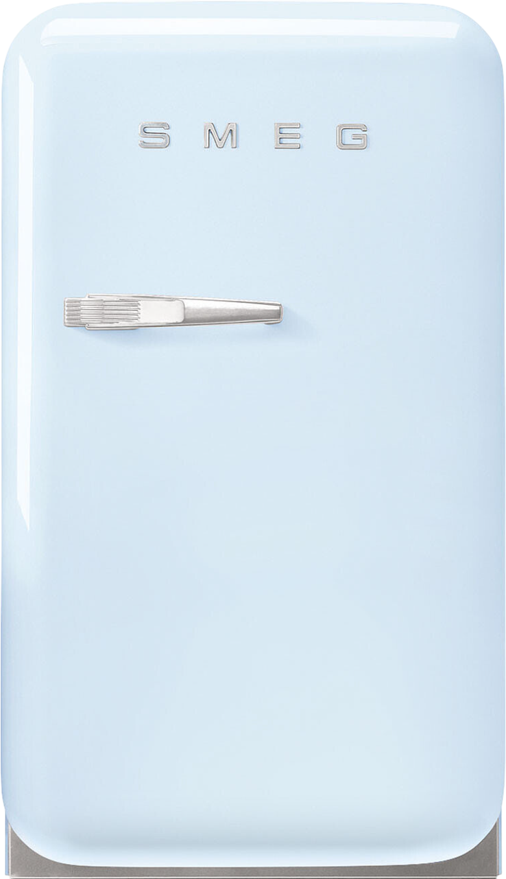 Ein hellblauer SMEG-Kühlschrank. Er hat einen silbernen Griff und das SMEG-Logo oben. Der Kühlschrank steht senkrecht.