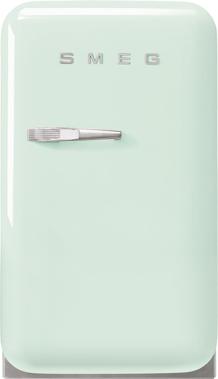 Ein mintgrüner Smeg-Kühlschrank. Er hat einen Chromgriff und das Smeg-Logo. Der Boden hat eine silberne Zierleiste. Der Kühlschrank hat einen Retro-Stil.