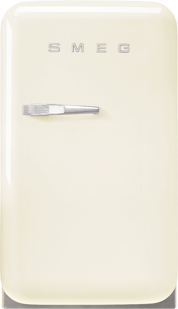 Ein cremefarbener SMEG-Kühlschrank. Er hat einen Chromgriff, und das SMEG-Logo ist oben sichtbar.