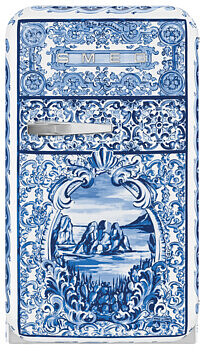 Ein Kühlschrank mit blau-weißem Dekor, der eine Landschaft und Blumenmotive zeigt.