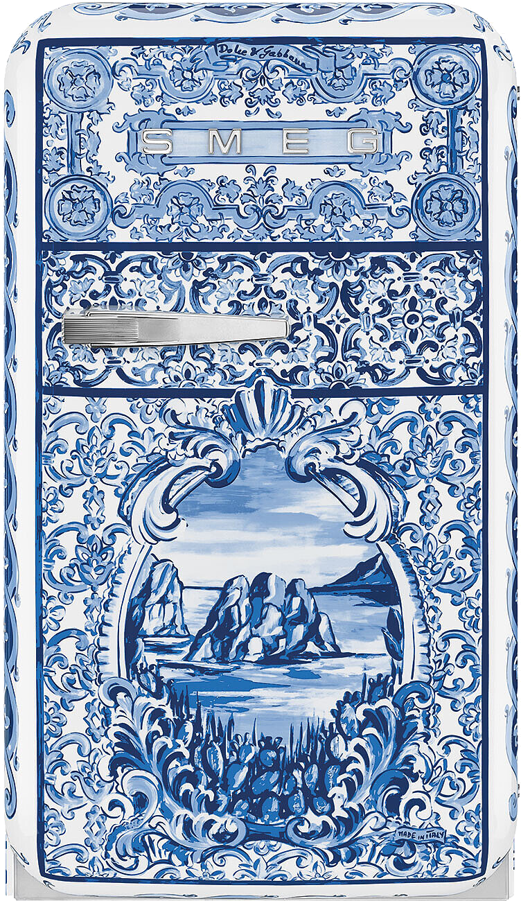 Ein weiß-blauer Smeg-Kühlschrank mit Dolce & Gabbana-Design. Er zeigt eine Landschaftsansicht und Blumenmuster.