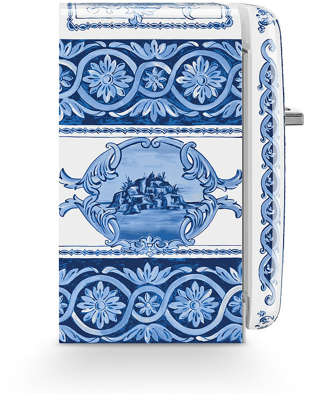 Ein weißer Toaster mit blauen Blumenmustern und einem Landschaftsbild. Die rechte Seite und die Oberseite sind ebenfalls mit blauen Mustern verziert.
