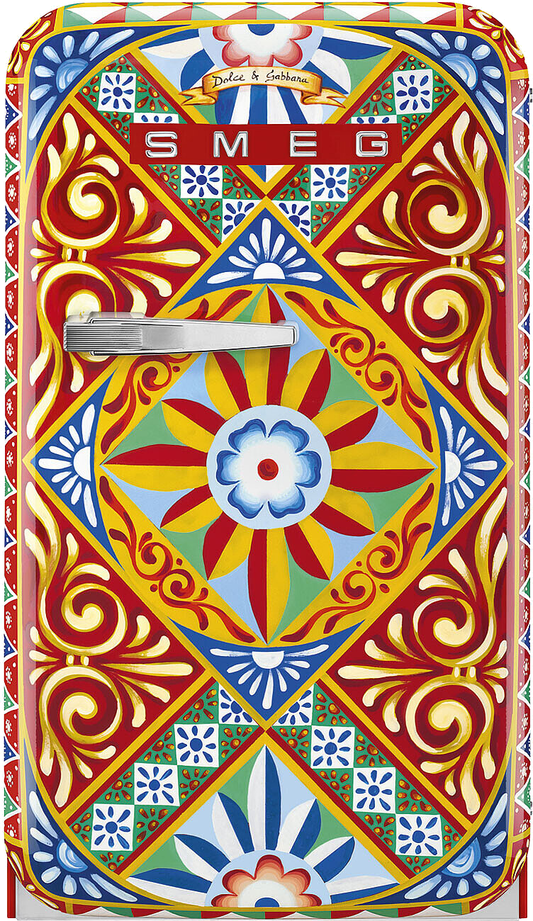 Ein bunter Smeg-Kühlschrank mit einem dekorativen Dolce & Gabbana-Design. Merkmale: rote, gelbe, blaue und weiße Blumenmuster.