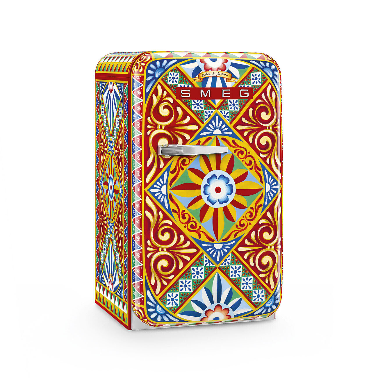 Ein bunter SMEG-Kühlschrank mit Dolce & Gabbana-Design. Er hat komplizierte Muster in Rot, Gelb, Blau und Grün auf weißem Grund.