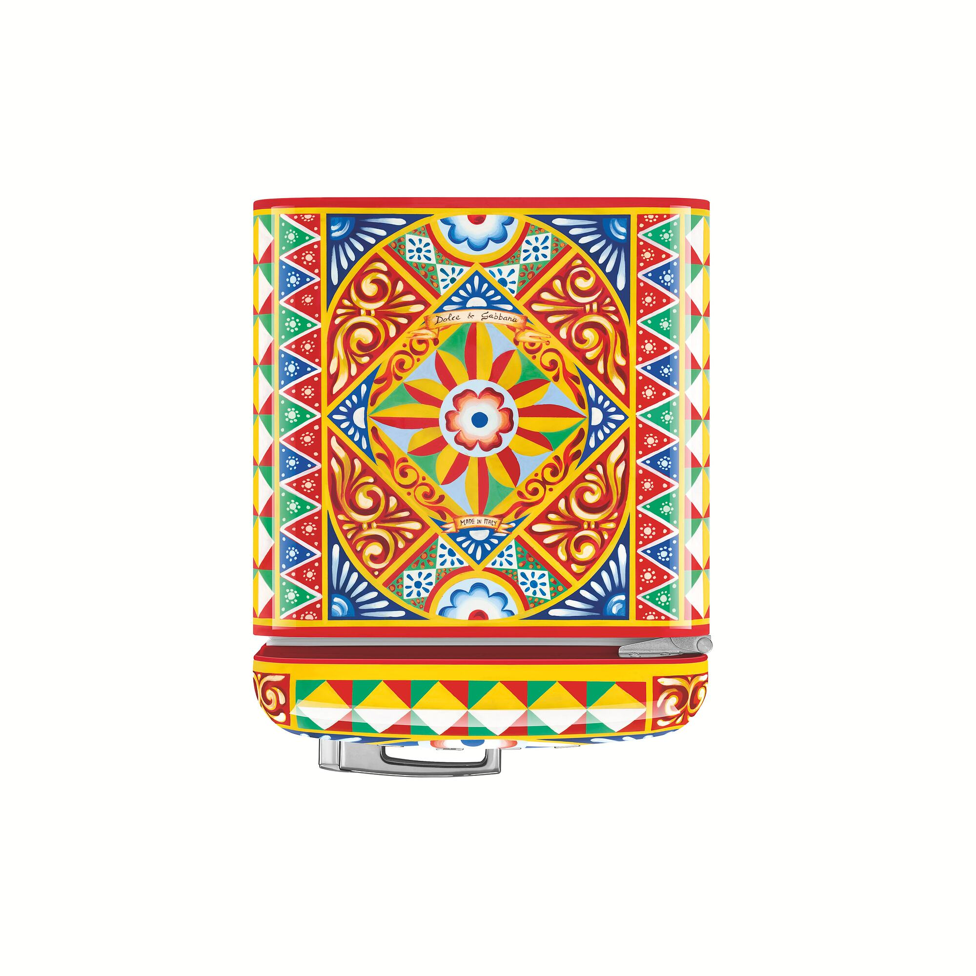 Bunter Dolce & Gabbana Kühlschrank. Er hat Blumen- und geometrische Muster in Rot, Gelb, Blau und Grün auf weißem Grund.