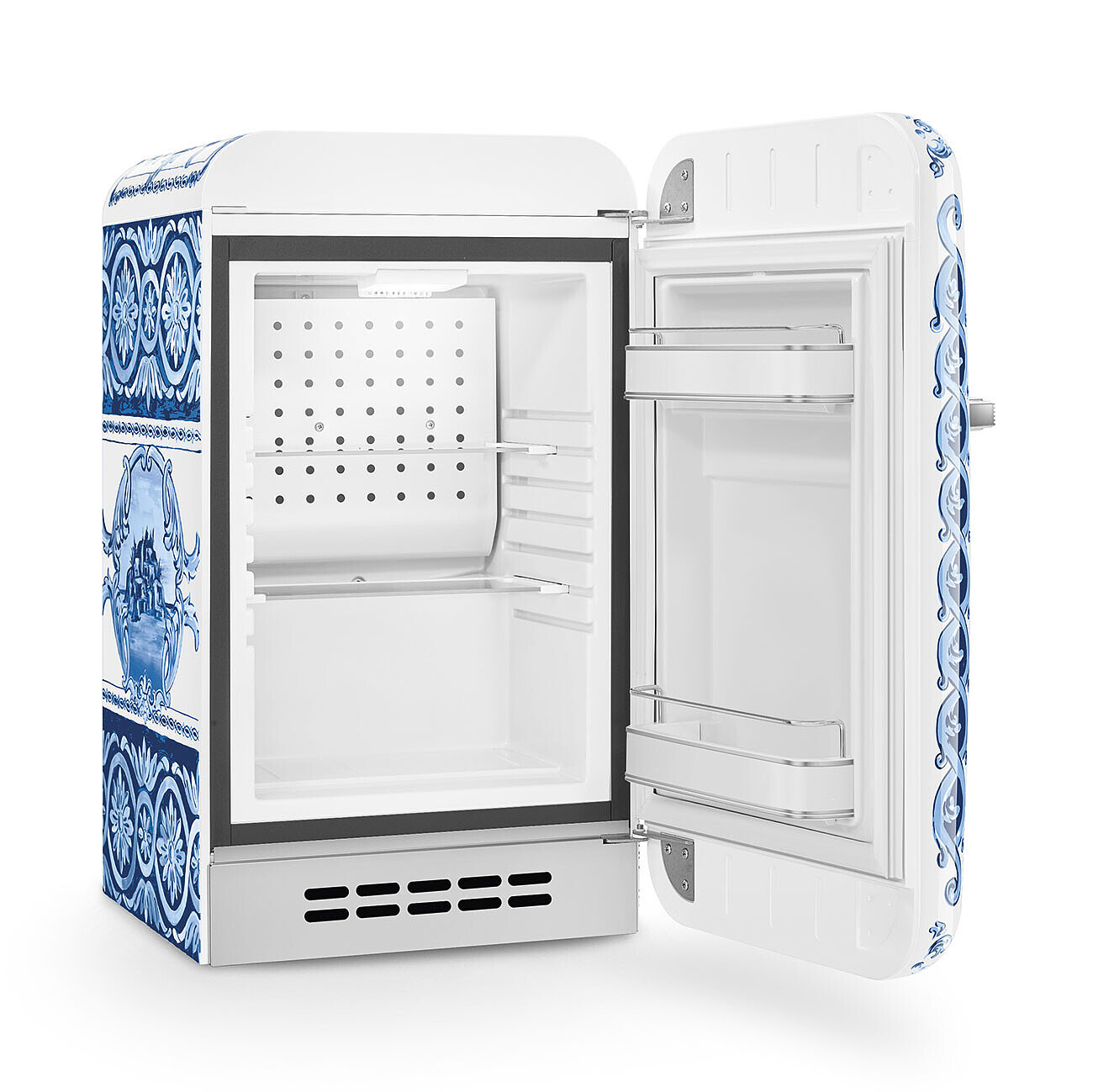 Offener weißer Kühlschrank mit blau gemusterten Seiten. Tür offen, zeigt leeren Innenraum mit Regalen.