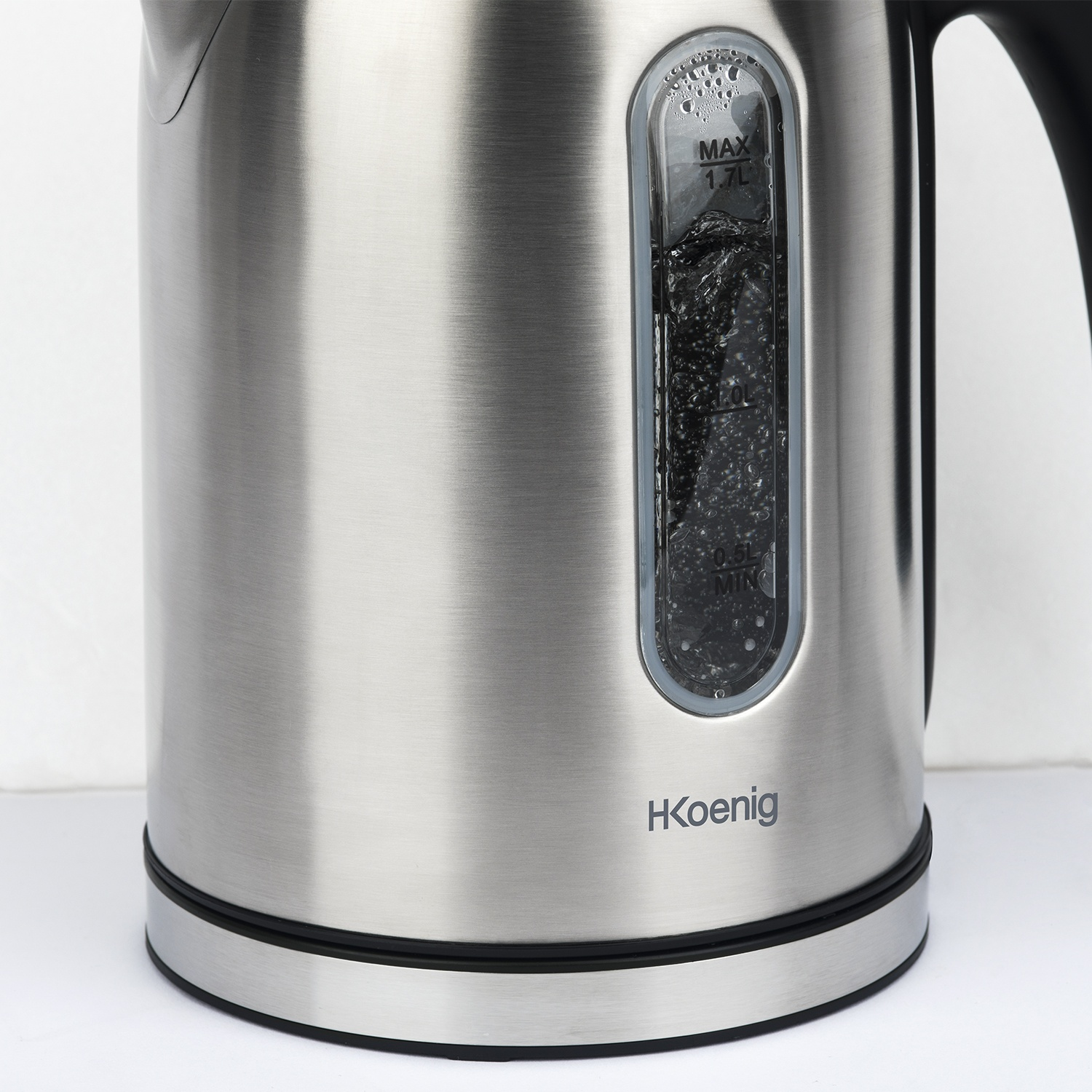 Un bollitore elettrico in acciaio inossidabile con indicatore del livello dell'acqua. Il marchio 'H Koenig' è visibile. C'è acqua.