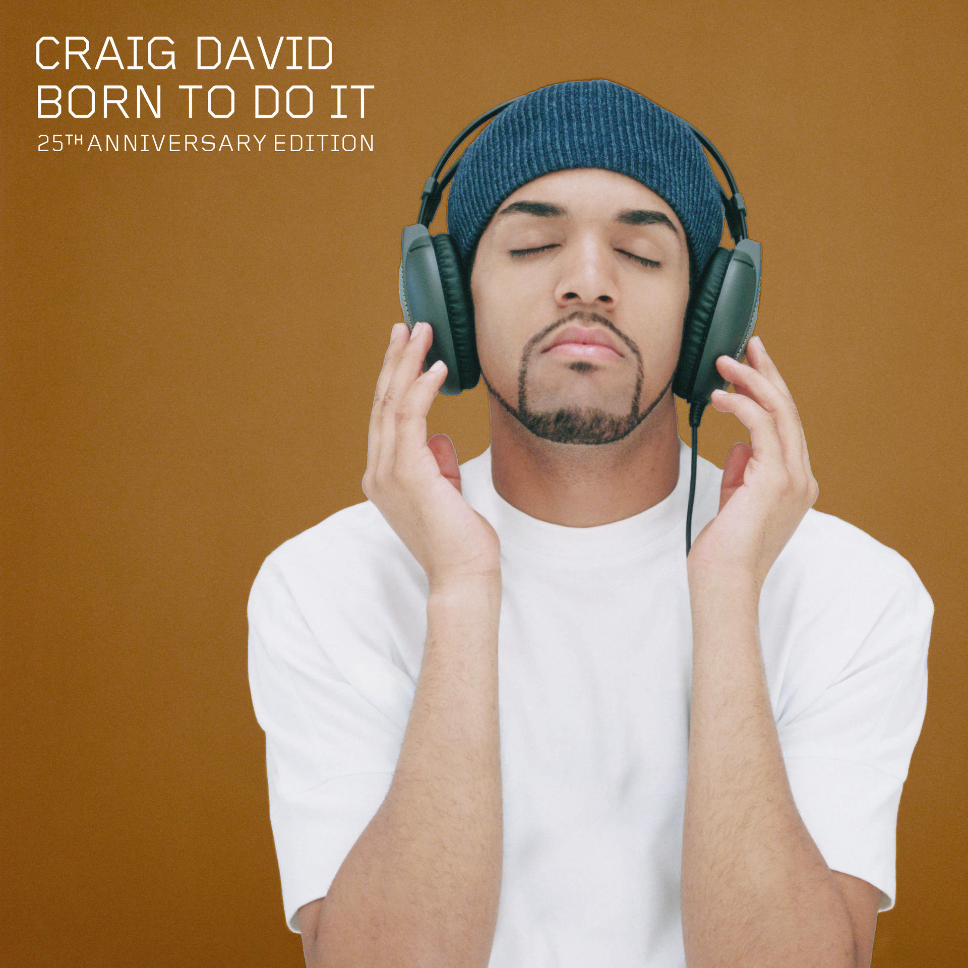 Mann mit blauer Mütze und Kopfhörern, Augen geschlossen, auf braunem Hintergrund. Albumcover.