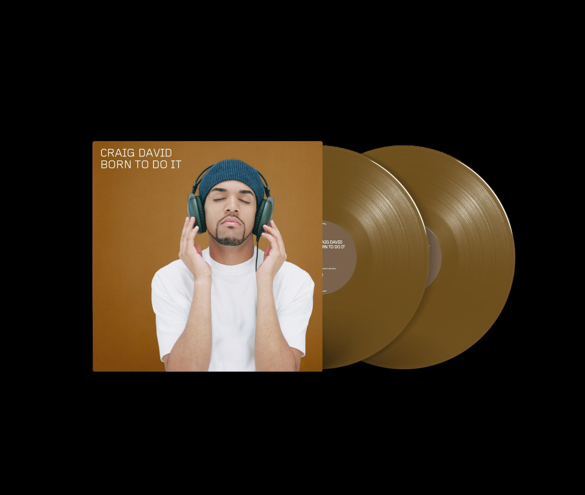 Mann mit blauer Mütze und Kopfhörern, Albumcover links, zwei goldene Schallplatten rechts.