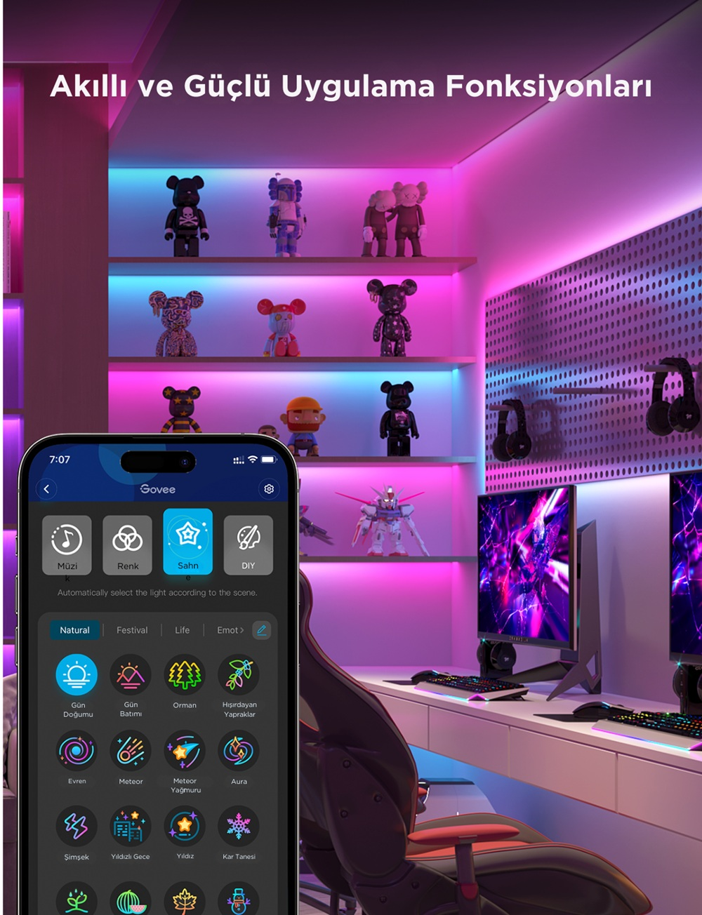 Akıllı ışık uygulaması gösteren bir telefon, oyuncakların olduğu bir rafın önünde duruyor. Oda renkli ışıklarla aydınlatılıyor. Bilgisayar monitörleri görünür durumda.