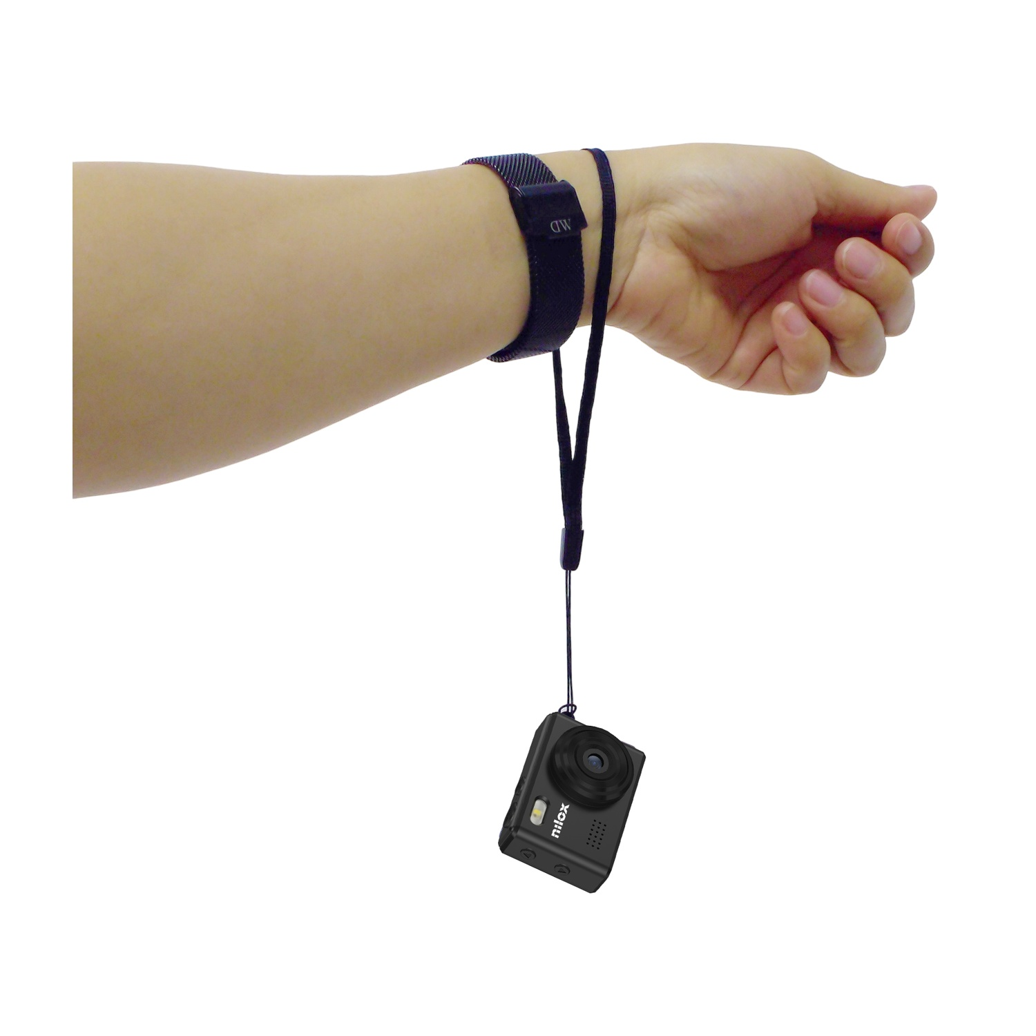Una mano che tiene una fotocamera Nilox nera tramite un cinturino da polso. La persona ha un orologio nero al polso.