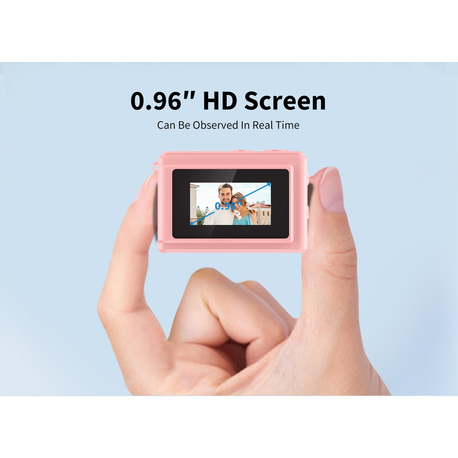 Una fotocamera rosa è tenuta tra le dita. Lo schermo mostra una coppia. Il testo in alto recita: Schermo HD da 0,96", può essere osservato in tempo reale.