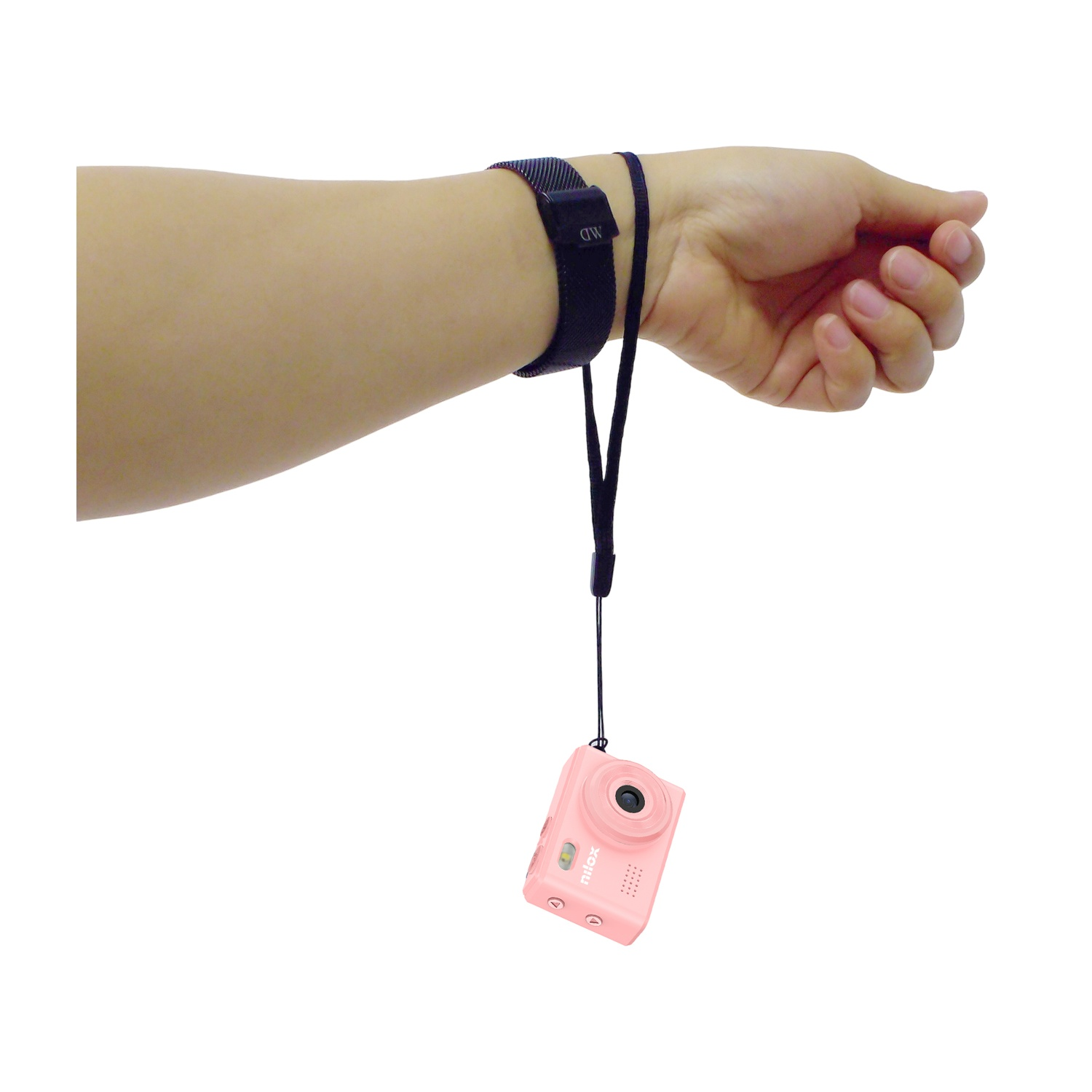 Il braccio e la mano di una persona che tiene una fotocamera rosa. La fotocamera pende da un cinturino da polso attaccato a un orologio nero.