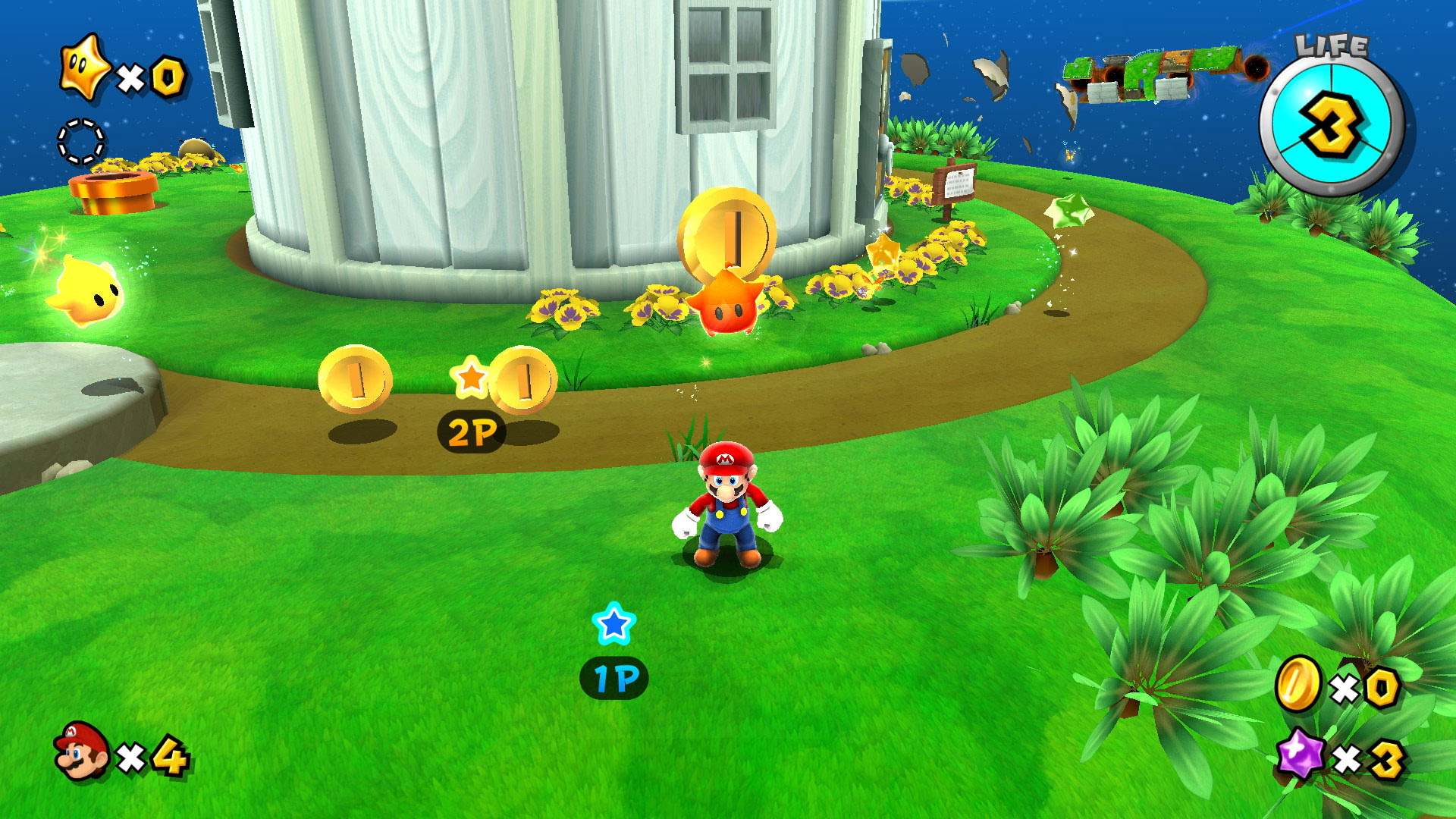 Mario 3D bir oyun ortamında. Beyaz bir kulenin ve madeni paraların yakınında, yeşil çimenlerin üzerinde duruyor. Bir yıldız ve diğer öğeler görülebilir.